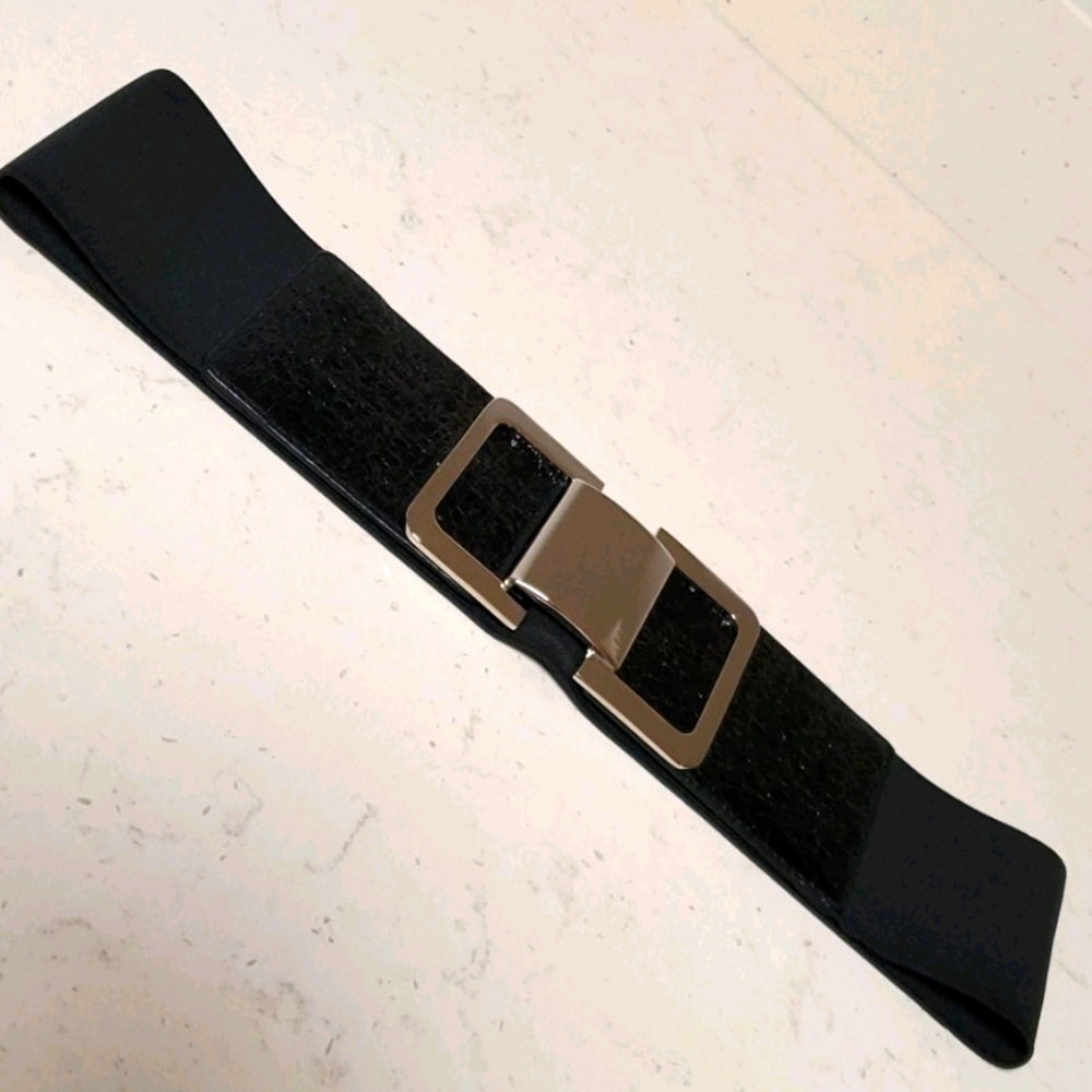 Stretchy chunky buckle belt